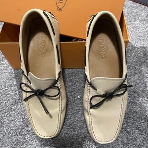 Tods cream driving loafers.
